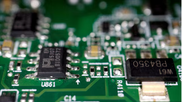 Tình trạng thiếu hụt khí Heli đang làm gián đoạn nguồn cung chip toàn cầu. Ảnh: Reuters.