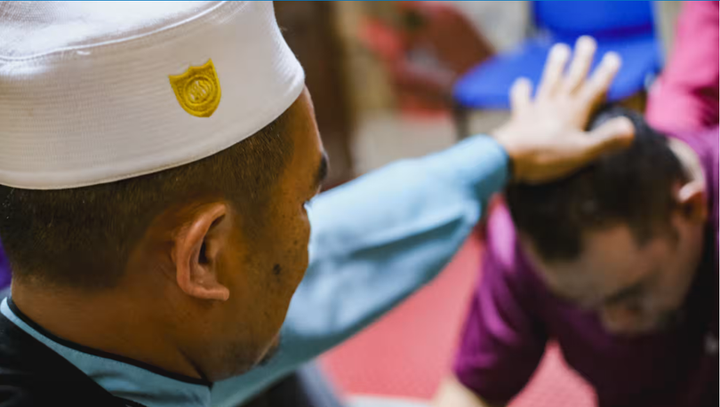 Abdul Manaf Jusoh (bên trái), chủ tịch Trung tâm Điều trị Hồi giáo Darussalam ở Bangi, đang thực hiện nghi lễ cho một bệnh nhân. Ảnh: Nikkei Asia.