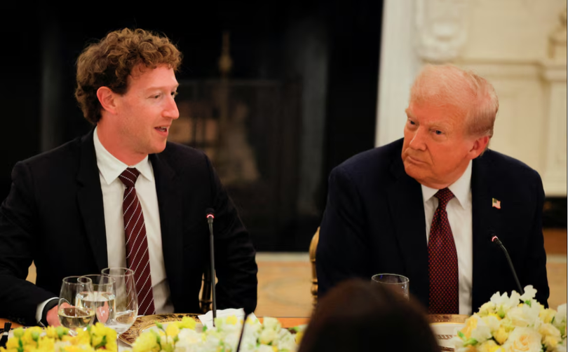 Tổng thống Mỹ Donald Trump nói chuyện với Giám đốc điều hành Meta, Mark Zuckerberg. Ảnh: Reuters.