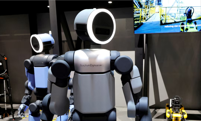 Robot Atlas của Boston Dynamics được trưng bày tại gian hàng của Hyundai Motor Group trong CES 2026. Ảnh: Reuters.