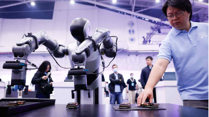 Một robot hình người công nghiệp có bánh xe tích hợp trí tuệ nhân tạo được trưng bày tại ngày hội công nghệ thường niên của Foxconn ở Đài Bắc vào tháng 11 năm 2025. Ảnh: Nikkei Asia.