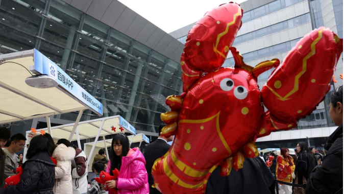 Người dân Trung Quốc xếp hàng để chuẩn bị và cài đặt OpenClaw. Ảnh: Nikkei Asia. 