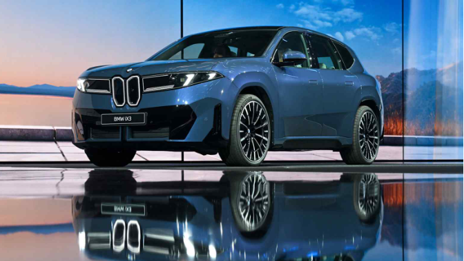 Mẫu BMW iX3 mới được trưng bày trong buổi ra mắt toàn cầu. Ảnh: Nikkei Asia.