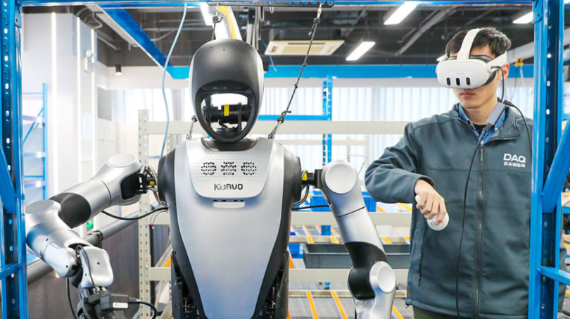 Tin nóng công nghệ 20/3: Trung Quốc điều khiển robot hình người bằng điện toán vệ tinh