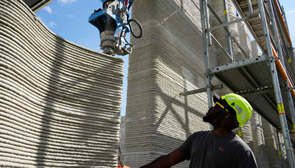 Một cánh tay robot thuộc hệ thống sản xuất bồi đắp đang xếp chồng các lớp bê tông để xây dựng tòa nhà in 3D lớn nhất châu Âu tại Heidelberg, Đức. Ảnh: Nikkei Asia.