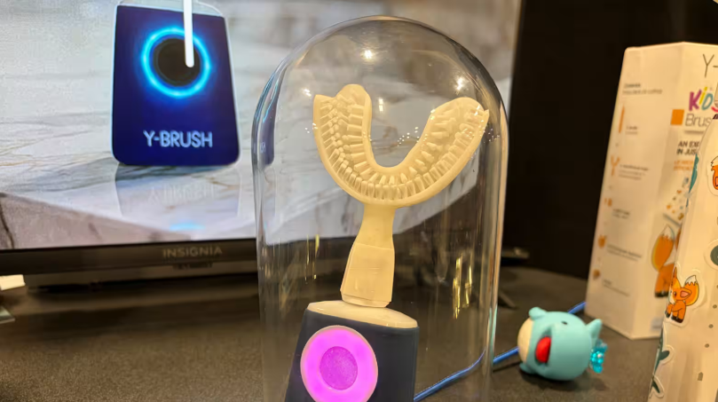 Công ty Y-Brush có trụ sở tại Pháp cho biết bàn chải đánh răng AI của họ có thể làm sạch toàn bộ răng của một người chỉ trong 20 giây. Ảnh: Nikkei Asia.