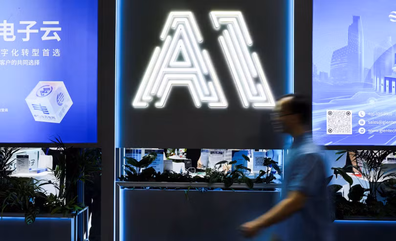 Một người tham dự Hội nghị Trí tuệ Nhân tạo Thế giới tại Thượng Hải, Trung Quốc. Ảnh: Reuters.