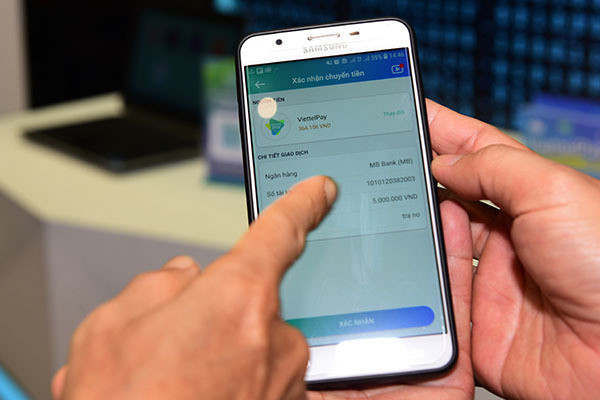 Với lĩnh vực Tài chính -Ngân hàng, sẽ chuyển đổi số trong các ngân hàng thương mại để cung cấp dịch vụ ngân hàng số theo hướng phát triển đa dạng các kênh phân phối, thúc đẩy hợp tác với các công ty Fintech. (Ảnh minh họa) Với lĩnh vực Tài chính -Ngân hàng, sẽ chuyển đổi số trong các ngân hàng thương mại để cung cấp dịch vụ ngân hàng số theo hướng phát triển đa dạng các kênh phân phối, thúc đẩy hợp tác với các công ty Fintech. (Ảnh minh họa)