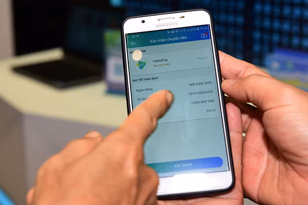 Với lĩnh vực Tài chính -Ngân hàng, sẽ chuyển đổi số trong các ngân hàng thương mại để cung cấp dịch vụ ngân hàng số theo hướng phát triển đa dạng các kênh phân phối, thúc đẩy hợp tác với các công ty Fintech. (Ảnh minh họa)