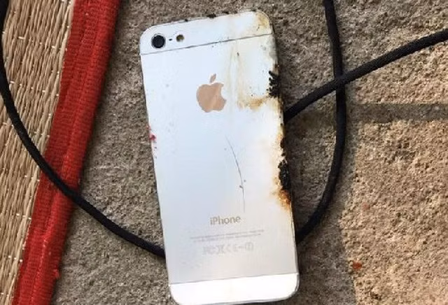 Chiếc iPhone bất ngờ phát nổ khi cắm sạc khiến anh T...hồi tháng 10 năm ngoái Chiếc iPhone bất ngờ phát nổ khi cắm sạc khiến anh T. hồi tháng 10 năm ngoái