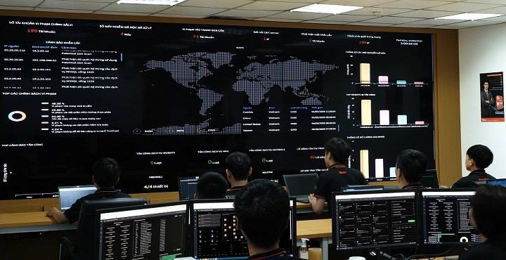 Các nhà nghiên cứu Bkav đang theo dõi tình hình an ninh mạng trên màn hình trực tuyến.