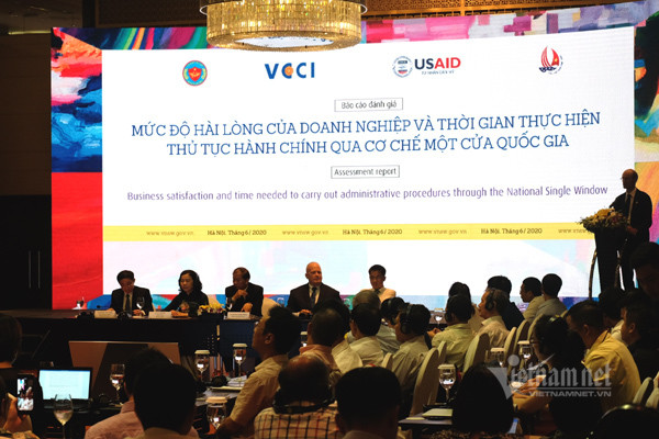 Buổi chia sẻ Báo cáo “Đánh giá mức độ hài lòng của doanh nghiệp và thời gian thực hiện thủ tục hành chính qua Cơ chế một cửa quốc gia”. Ảnh: Trọng Đạt