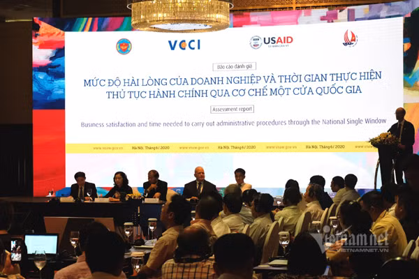 Buổi chia sẻ Báo cáo “Đánh giá mức độ hài lòng của doanh nghiệp và thời gian thực hiện thủ tục hành chính qua Cơ chế một cửa quốc gia”. Ảnh: Trọng Đạt