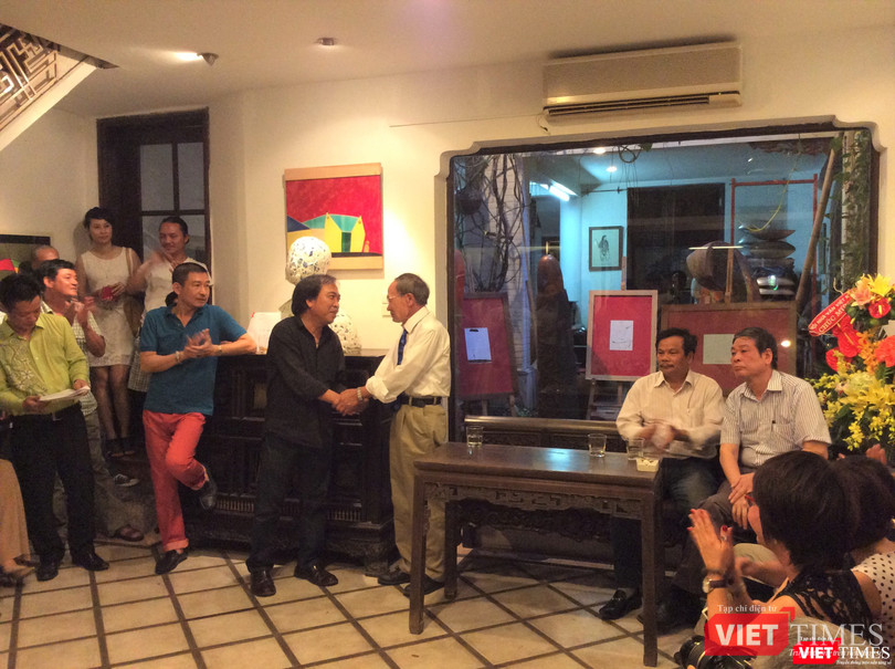 Nhà thơ Nguyễn Quang Thiều và nhiều nhà văn, nhà thơ tên tuổi của Việt Nam đã dự buổi ra mắt tập thơ của thi sĩ Du Tử Lê tại Hà Nội cách đây vài năm