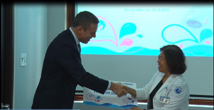 BS.CKII. Nguyễn Bá Mỹ Nhi - Phó Giám đốc BV Từ Dũ tiếp nhận 100 triệu đồng để duy trì "Ngân hàng sữa mẹ" từ ông Andre Musto - Tổng Giám đốc điều hành Merck khu vực châu Á Thái Bình Dương BS.CKII. Nguyễn Bá Mỹ Nhi - Phó Giám đốc BV Từ Dũ tiếp nhận món quà 100 triệu đồng để duy trì