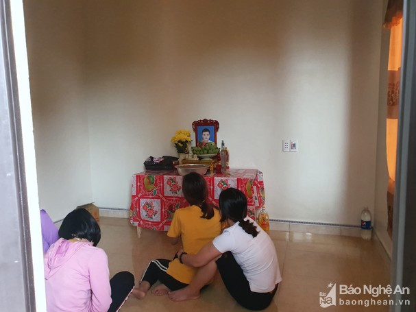 Bàn thờ anh Nguyễn Đình T. (ảnh: Báo Nghệ An)