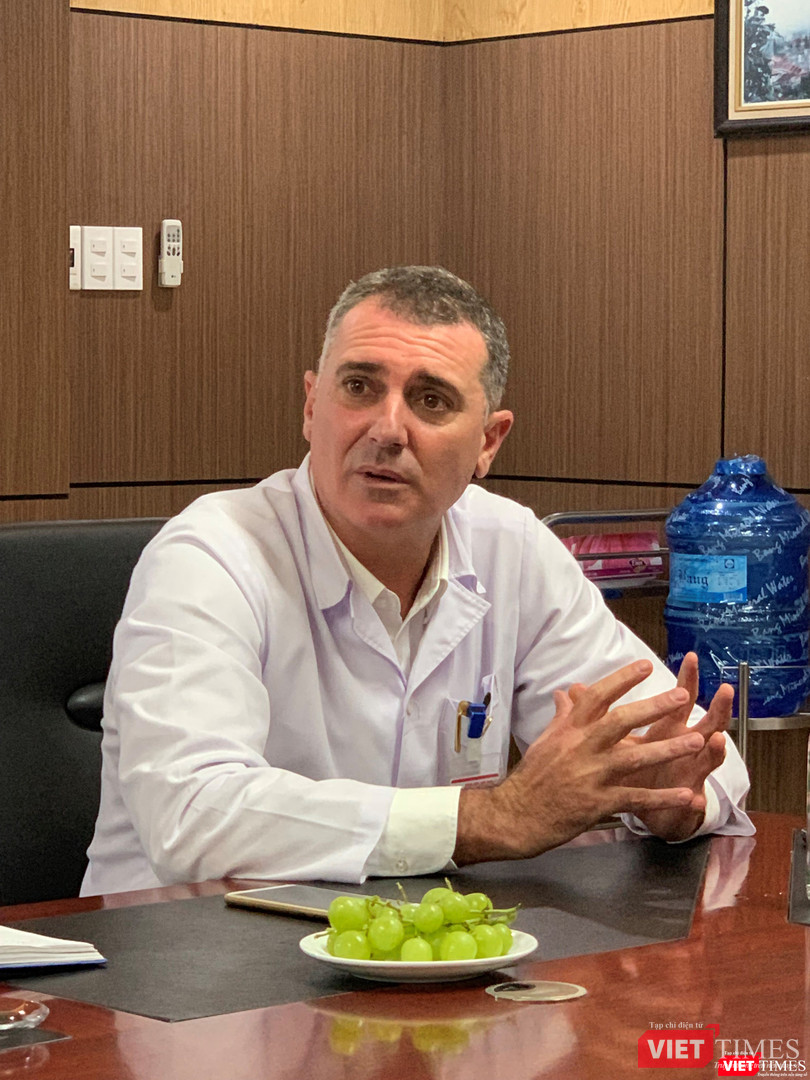 GS. Piter Martinez Beniter - Trưởng nhóm chuyên gia công tác tại BV - trao đổi với báo chí