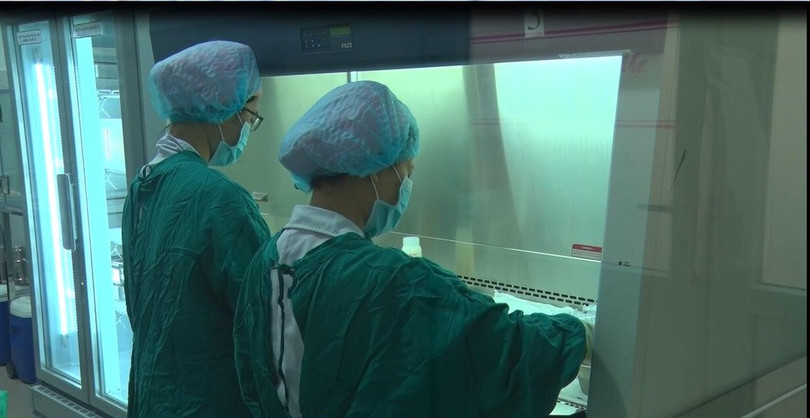 Nguồn sữa mẹ hiến tặng được giám sát chặt chẽ thông qua các xét nghiệm sàng lọc, phỏng vấn, kiểm tra hồ sơ bệnh á Nguồn sữa mẹ hiến tặng được giám sát chặt chẽ thông qua các xét nghiệm sàng lọc, phỏng vấn, kiểm tra hồ sơ bệnh á