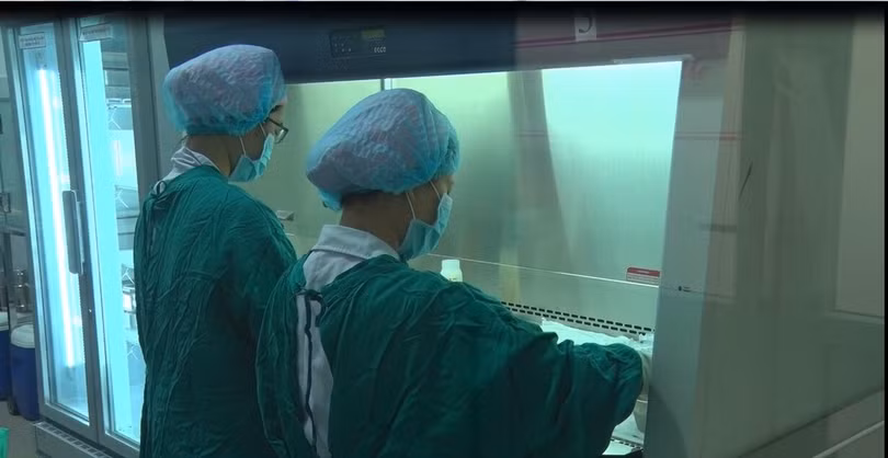 Nguồn sữa mẹ hiến tặng được giám sát chặt chẽ thông qua các xét nghiệm sàng lọc, phỏng vấn, kiểm tra hồ sơ bệnh á