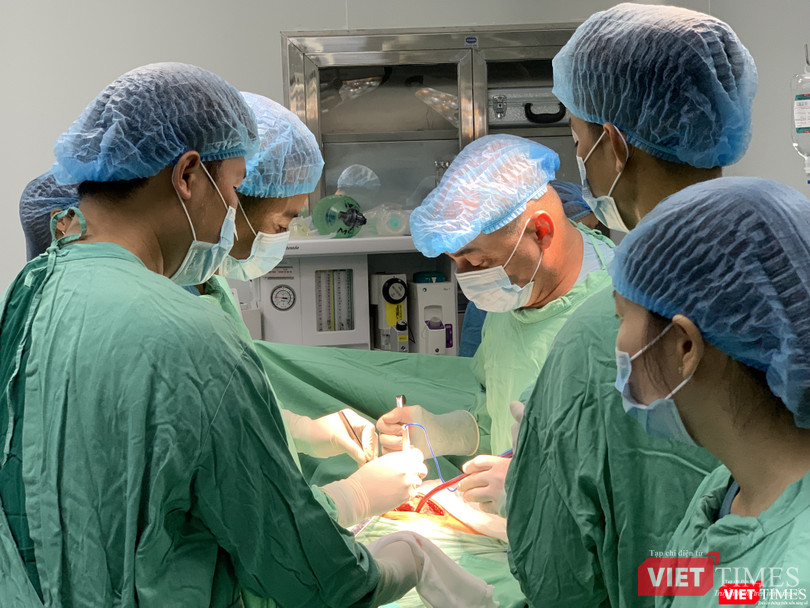 GS.Jesús De Los Santos Renó Céspedes - chuyên gia hàng đầu về phẫu thuật ung thư đang thực hiện ca mổ tại BV GS.Jesús De Los Santos Renó Céspedes -chuyên gia hàng đầu về phẫu thuật ung thư đang thực hiện ca mổ tại BV