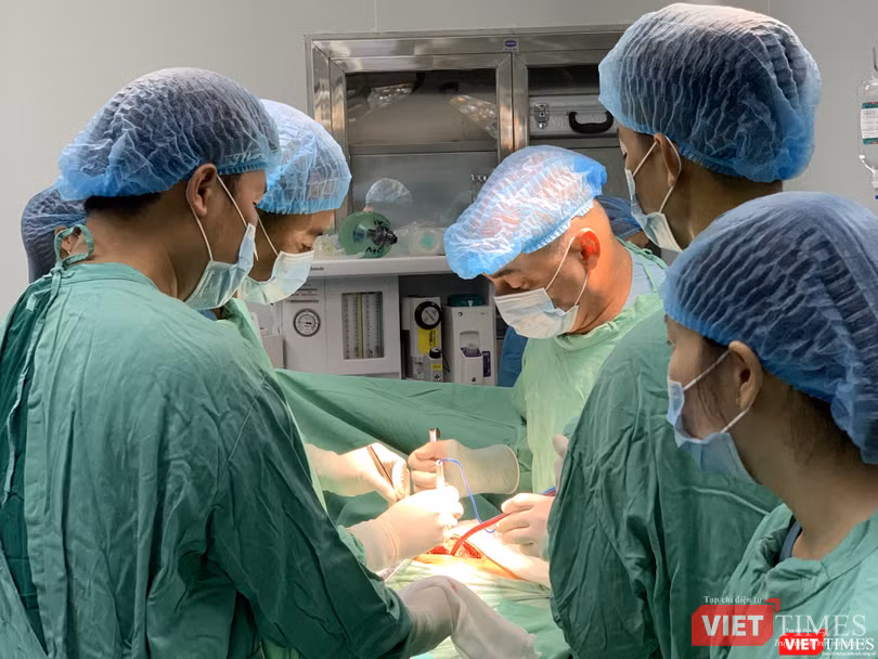 GS.Jesús De Los Santos Renó Céspedes - chuyên gia hàng đầu về phẫu thuật ung thư đang thực hiện ca mổ tại BV GS.Jesús De Los Santos Renó Céspedes -chuyên gia hàng đầu về phẫu thuật ung thư đang thực hiện ca mổ tại BV