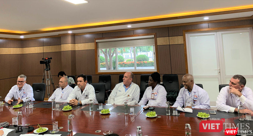 Các chuyên gia Cuba đang làm việc tại BV Hữu nghị VN - CB ĐH 