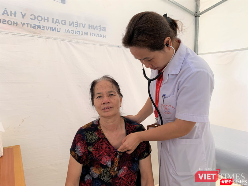 PGS.TS. Hồ Thị Kim Thanh kiểm tra sức khỏe cho người cao tuổi