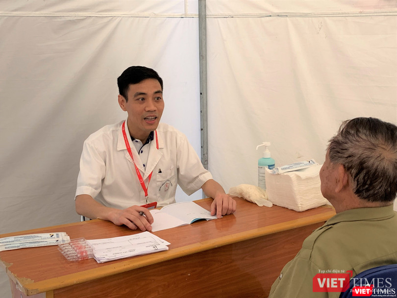 Chuyên gia nam học Nguyễn Hoài Bắc khám và tư vấn cho bệnh nhân cao tuổi