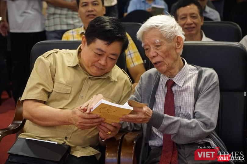 Ông Nguyễn Đình Hương và ông Nguyễn Thế Kỷ - Tổng Giám đốc Đài Tiếng nói Việt Nam Ông Nguyễn Đình Hương và ông Nguyễn Thế Kỷ - Tổng Giám đốc Đài Tiếng nói Việt Nam