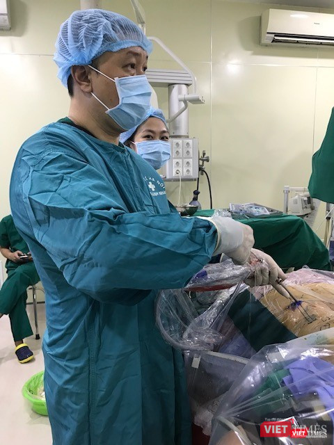 Bác sĩ Phan Minh Trung trong ca phẫu thuật nội soi chữa thoát vị đĩa đêm Bác sĩ Phan Minh Trung trong ca phẫu thuật nội soi chữa thoát vị đĩa đêm