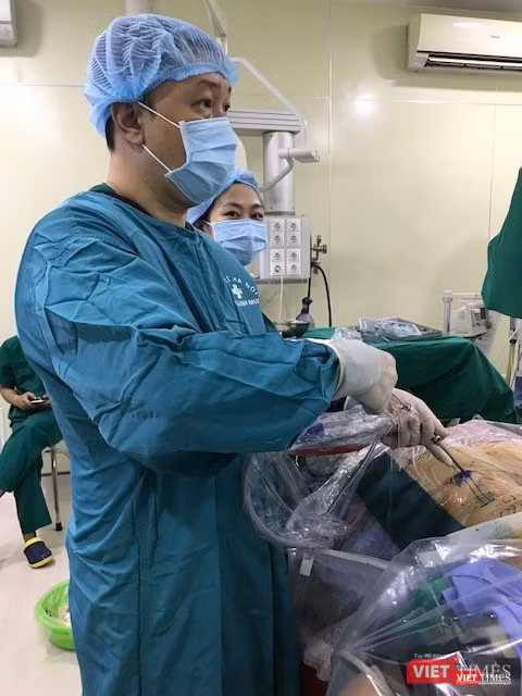 Bác sĩ Phan Minh Trung trong ca phẫu thuật nội soi chữa thoát vị đĩa đêm