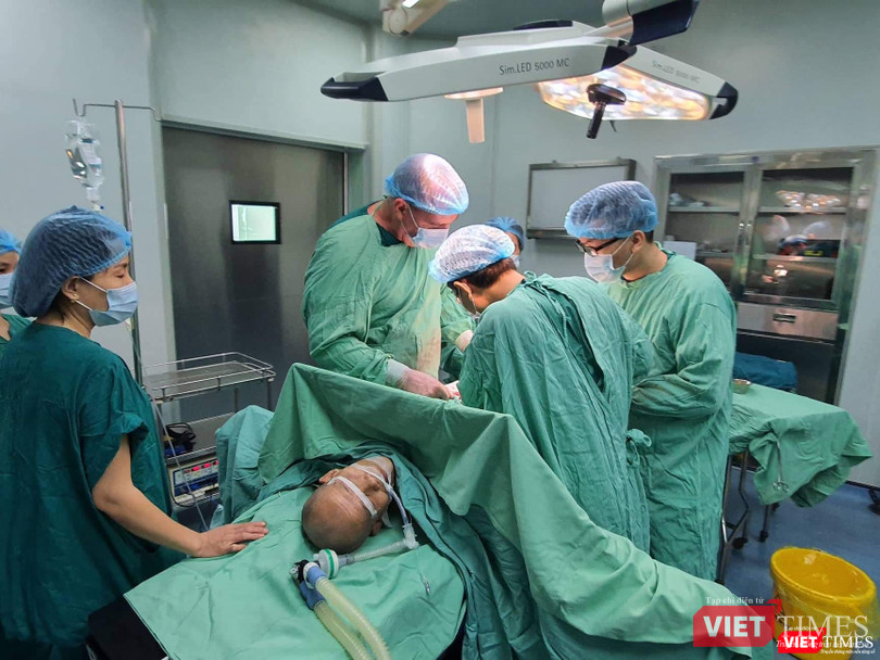 Chuyên gia Cuba phẫu thuật cho bệnh nhân ung thư tại BV Hữu Nghị VN - CB ĐH 