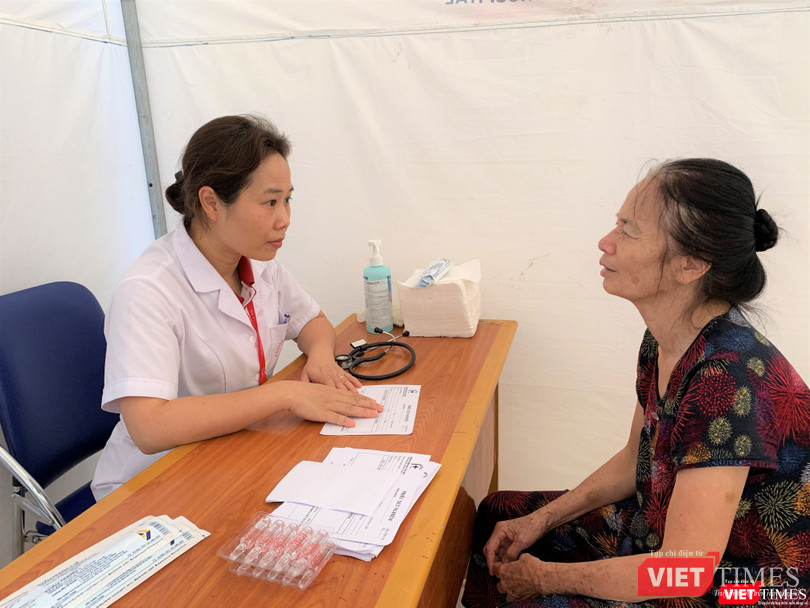 PGS.TS. Hồ Thị Kim Thanh – Chủ tịch Công đoàn Trường Đại học Y Hà Nội - khám và tư vấn cho bệnh nhân