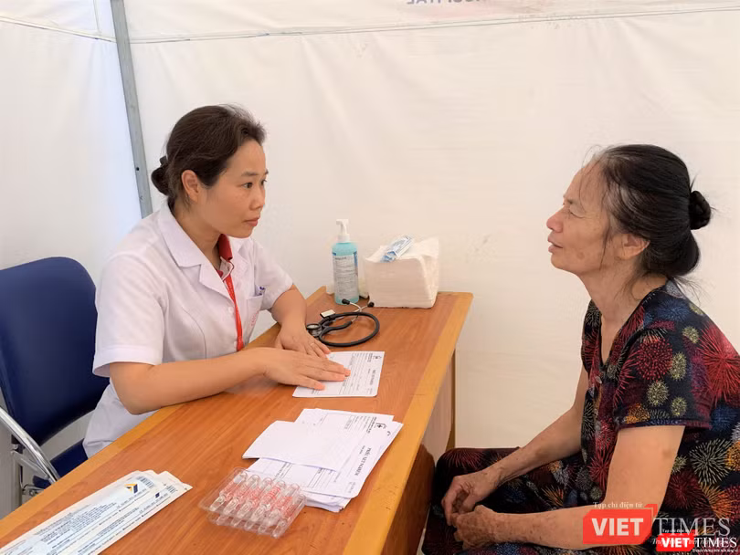 PGS.TS. Hồ Thị Kim Thanh – Chủ tịch Công đoàn Trường Đại học Y Hà Nội - khám và tư vấn cho bệnh nhân