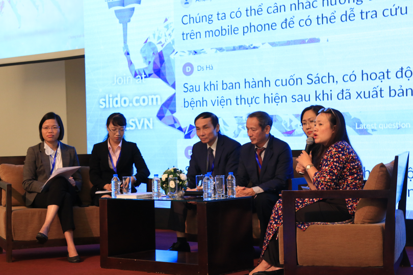 Ban tọa đàm giới thiệu tài liệu Hướng dẫn thực hành dược lâm sàng (từ trái qua): Ths.DS. Nguyễn Thu Minh, Ths.DS. Phạm Hồng Thắm, GS.TS. Mai Trọng Khoa, PGS.TS. Nguyễn Tuấn Dũng, PGS.TS. Đặng Nguyễn Đoan Trang, PGS.TS. Phạm Thị Thúy Vân.