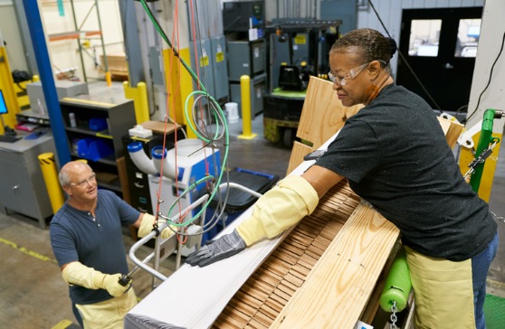 250 triệu USD là khoản đầu tư thứ hai Nhà Táo dành cho nhà sản xuất kính Corning. Ảnh: CNET