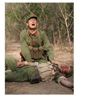 Một người lính Trung Quốc kêu khóc bên cạnh người bạn bị chết (Ảnh tư liệu Trung Quốc)