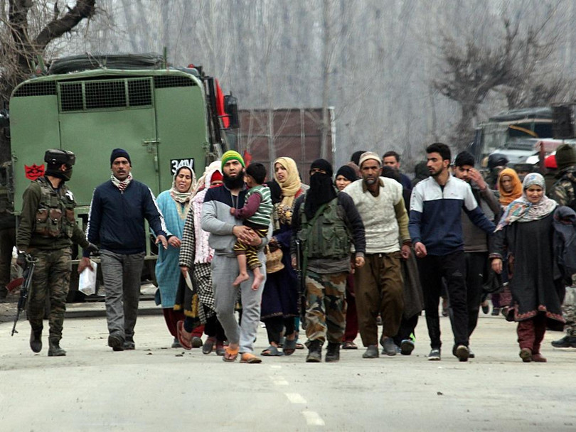 Dân chúng Ấn Độ ở biên giới bỏ nhà cửa đi sơ tán do chiến sự xảy ra Dân chúng Ấn Độ ở biên giới bỏ nhà cửa đi sơ tán do chiến sự xảy ra