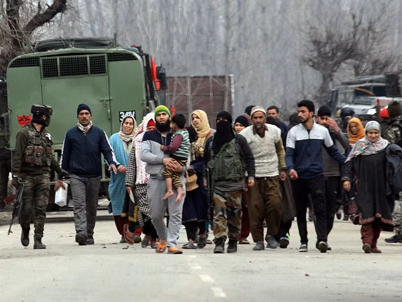 Dân chúng Ấn Độ ở biên giới bỏ nhà cửa đi sơ tán do chiến sự xảy ra Dân chúng Ấn Độ ở biên giới bỏ nhà cửa đi sơ tán do chiến sự xảy ra