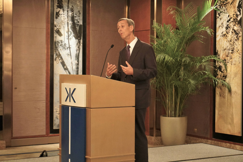 Ông Craig Allen, Chủ tịch Ủy ban toàn quốc mậu dịch Mỹ - Trung (USCBC): bất cứ một hiệp nghị nào cũng đều cần phải “cụ thể chi tiết, khả thi, có thời hạn, cải thiện được việc đi vào thị trường Trung Quốc, mang lại những thay đổi lớn lao đối với công ty, công nhân và nông dân Mỹ”. Ông Craig Allen, Chủ tịch Ủy ban toàn quốc mậu dịch Mỹ - Trung (USCBC): bất cứ một hiệp nghị nào cũng đều cần phải “cụ thể chi tiết, khả thi, có thời hạn, cải thiện được việc đi vào thị trường Trung Quốc, mang lại những thay đổi lớn lao đối với công ty, công nhân và nông dân Mỹ”.