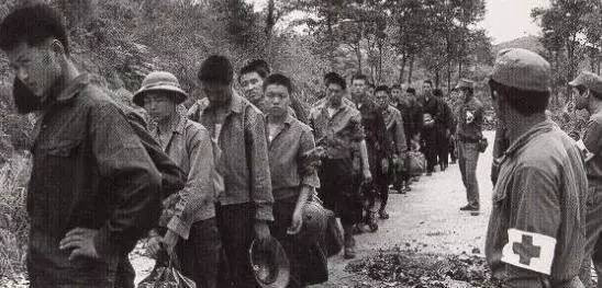 Dẫn giải tù binh ra vị trí trao trả. Ảnh: internet Dẫn giải tù binh ra vị trí trao trả. Ảnh: internet