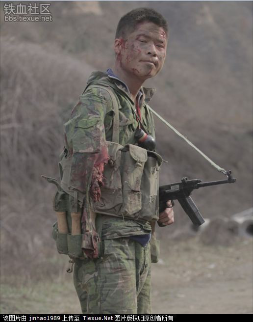 Một lính Trung Quốc bị thương nặng sau trận đánh. Ảnh tư liệu Trung Quốc.