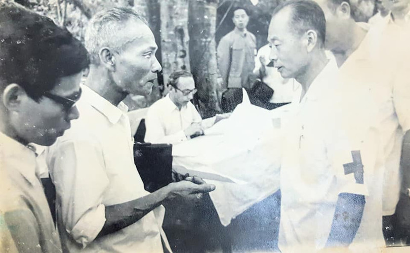 Đại diện Hội chữ thập đỏ hai bên trao đổi trước khi bàn giao người bị bắt. Ảnh tư liệu Đại diện Hội chữ thập đỏ hai bên trao đổi trước khi bàn giao người bị bắt. Ảnh tư liệu