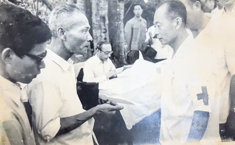 Đại diện Hội chữ thập đỏ hai bên trao đổi trước khi bàn giao người bị bắt. Ảnh tư liệu Đại diện Hội chữ thập đỏ hai bên trao đổi trước khi bàn giao người bị bắt. Ảnh tư liệu