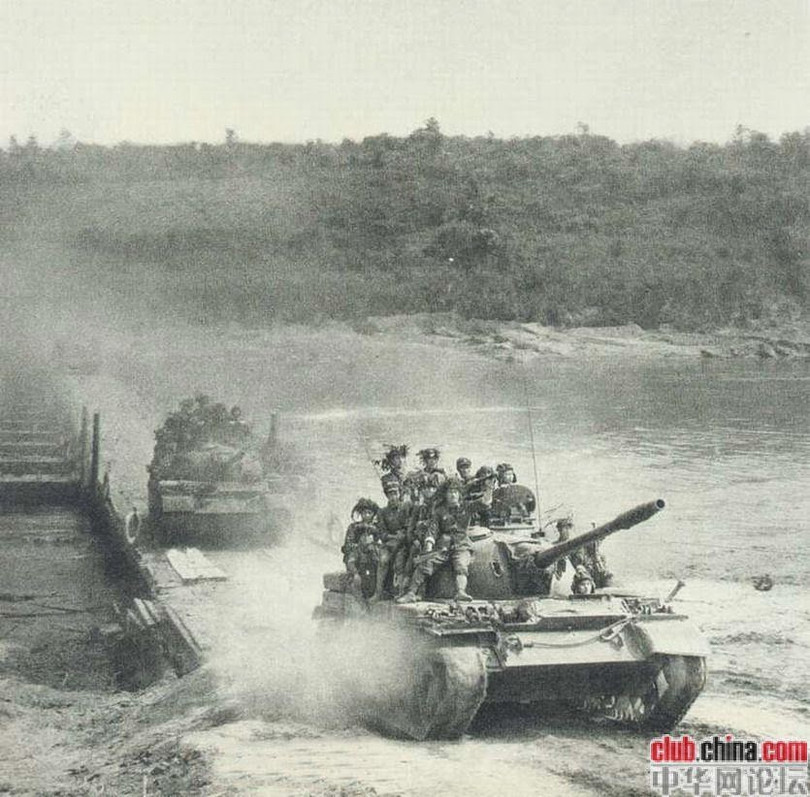 Lính Trung Quốc tự buộc mình vào xe tăng khi tấn công nên bị chết nhiều khi bị phục kích. Ảnh: Tư liệu Trung Quốc. Lính Trung Quốc tự buộc mình vào xe tăng khi tấn công nên bị chết nhiều khi bị phục kích. Ảnh: Tư liệu Trung Quốc.