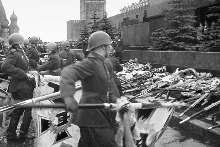 Các chiến sỹ Hồng quân Liên Xô ném cờ của Đức Quốc xã dưới chân tường Điện Kremlin trong cuộc duyệt binh Chiến thắng (24/6/1945). Nguồn ảnh: Sputnik. Các chiến sỹ Hồng quân Liên Xô ném cờ của Đức Quốc xã dưới chân tường Điện Kremlin trong cuộc duyệt binh Chiến thắng (24/6/1945). Nguồn ảnh: Sputnik.