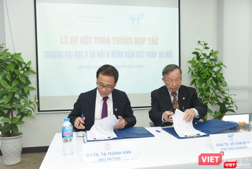 GS. TS. Tạ Thành Văn – Hiệu trưởng Trường Đại học Y Hà Nội và PGS. TS. Võ Văn Bản – Phó Tổng Giám đốc Bệnh viện Việt Pháp Hà Nội ký kết thỏa thuận hợp tác toàn diện giữa Trường và Viện
