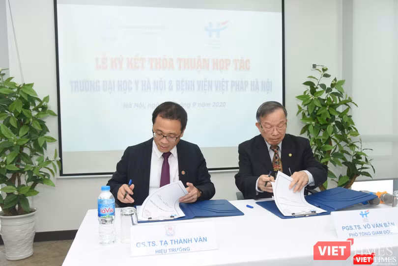 GS. TS. Tạ Thành Văn – Hiệu trưởng Trường Đại học Y Hà Nội và PGS. TS. Võ Văn Bản – Phó Tổng Giám đốc Bệnh viện Việt Pháp Hà Nội ký kết thỏa thuận hợp tác toàn diện giữa Trường và Viện