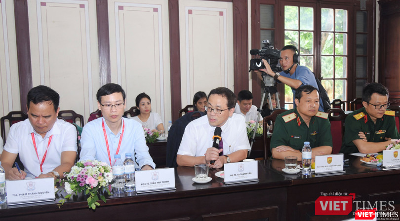 GS.TS. Tạ Thành Văn (người cầm mic): “Y học chính xác, y học cá thể là xu hướng phát triển tất yếu của thế kỷ XXI