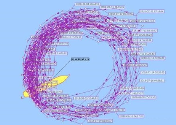 Ảnh chụp quỹ tích di chuyển của con tàu khi phải buông neo, trôi dạt hơn 1 tháng trên biển phía ngoài cảng Đại Liên Ảnh chụp quỹ tích di chuyển của con tàu khi phải buông neo, trôi dạt hơn 1 tháng trên biển phía ngoài cảng Đại Liên